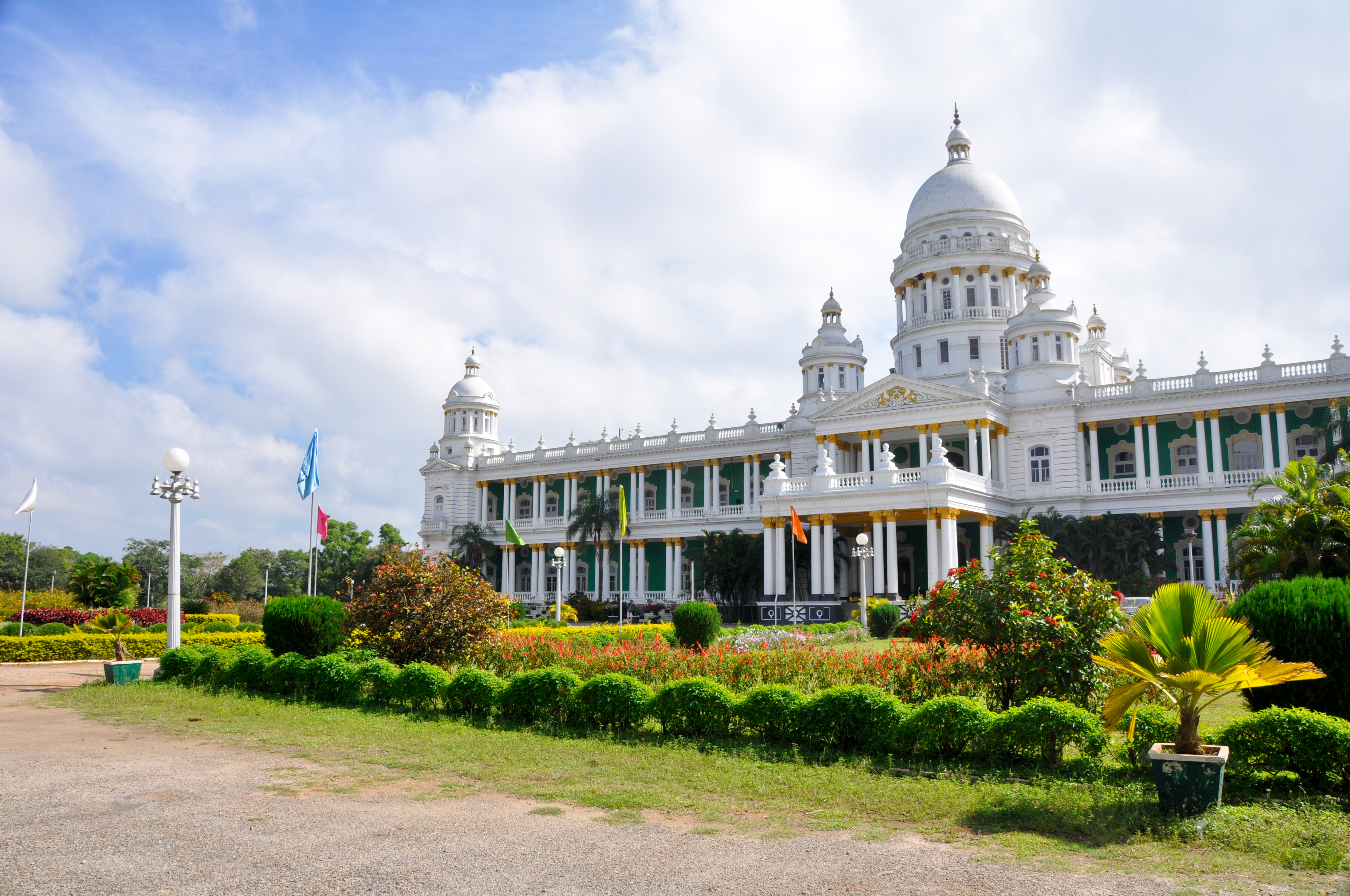 https://d3r8gwkgo0io6y.cloudfront.net/upload/mysore brindavan garden.jpg